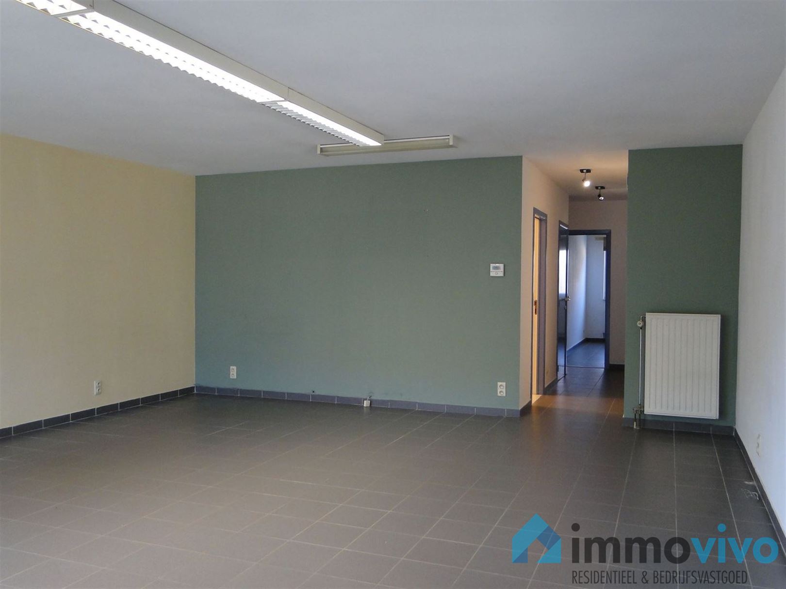 Handelsgelijkvloers met 3 autostaanplaatsen - foto 3