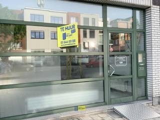 <p><span>Verzorgd handelsgelijkvloers van ca. 45m² gelegen in een klein hoekpand op een uitstekende locatie welke ideaal geschikt voor een vrij beroep of kantoorruimte.</span></p>