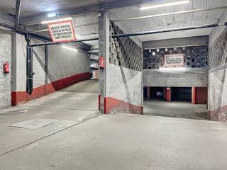 Deze dubbele overdekte staanplaats is gelegen in het centrum van Antwerpen en onmiddellijk beschikbaar voor €200/ per maand. Auto’s kunnen...