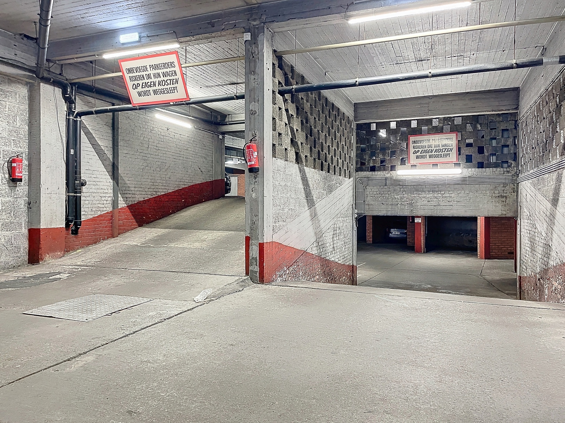 Centraal gelegen autostaanplaats te huur - foto 1