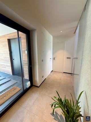 <p><span>DROOMWONING MET TOPAFWERKING, EPC A EN EEN UITSTEKENDE LIGGING</span></p><p><span>Welkom in deze uitzonderlijk mooie woning met 2 slaapkamers, gelegen op een zeer interessante locatie en met ruime parkeermogelijkheden.</span></p><p><span>Deze perfect afgewerkte woning behaalt een </span><span>EPC A label (E3-peil)</span><span>, wat garant staat voor een bijzonder laag energieverbruik (mede dankzij 3-dubbel glas, warmtepomp met vloerverwarming op elke verdieping ...).</span></p><p><span>Bovendien is de woning uitgerust met ventilatietype D+.</span></p><p><span>Bij de afwerking werden uitsluitend hoogwaardige materialen gebruikt en werd werkelijk aan elk detail gedacht. <br />De schitterende, volledig uitgeruste keuken, de ruime en comfortabele leefruimte en de prachtige badkamer zorgen voor een luxueuze woonbeleving.</span></p><p><span>De slaapkamers beschikken over een praktische dressing en dankzij de ruime berging is er aan opbergruimte geen gebrek.</span></p><p><span>Buiten geniet u in de fraai aangelegde tuin van volledige privacy, rust en een mooi open zicht achteraan. <br />Een woning die klasse, comfort en energiezuinigheid perfect combineert.</span></p><p><span>Een echte droomwoning die u absoluut gezien moet hebben!</span></p><p><span>Interesse? Gelieve ons dan te contacteren op het nummer 03 775 41 88 of mail naar <span>kurt@vastgoed-smet.be</span></span><span> </span></p><p><span><span>www.vastgoed-smet.be</span></span></p><p><span> </span></p><p><span>“De verstrekte gegevens/informatie (zowel online als gedrukt) worden vrijblijvend verstrekt, enkel ter inlichting, zonder contractuele verbintenis of garantie van onzentwege en kunnen op ieder ogenblik gewijzigd worden”</span></p><p><span> </span></p>