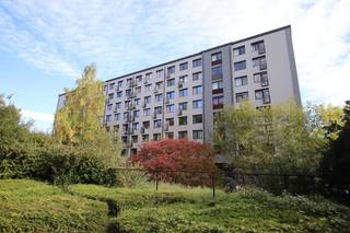 Dit lichtrijk hoekappartement beschikt over een living met een open keuken, een badkamer (met lavabo, toilet en ligbad met douchemogelijkheid) en...