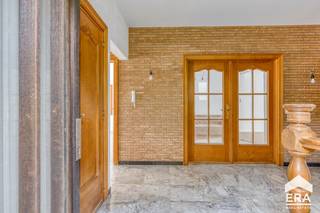 In een rustige, doodlopende straat in het groene Itterbeek bevindt zich deze karaktervolle villa, waar je comfort, ruimte en rust kan terugvinden.De...