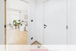 Op zoek naar een recente woning waar je meteen kan intrekken én toch nog je eigen stempel kan drukken? Dan is deze halfvrijstaande gezinswoning in Geistingen absoluut een bezoek waard.<br /><br />Deze energiezuinige woning werd recent gerealiseerd en combineert hedendaags wooncomfort met een uitstekende ligging op korte afstand van zowel voorzieningen als natuur.<br /><br />Op het gelijkvloers geniet je van een ruime en lichtrijke leefruimte met open keuken. Vanuit de eetkamer heb je rechtstreeks toegang tot het gezellige terras en de volledig omheinde tuin. Dankzij de compacte perceeloppervlakte van 317 m² geniet je van een aangename buitenruimte zonder dat je veel tijd hoeft te besteden aan onderhoud.<br /><br />De eerste verdieping biedt plaats aan twee volwaardige slaapkamers, een comfortabele badkamer uitgerust met een ligbad, douche, toilet en lavabomeubel en een wasruimte.<br /><br />De ruime zolderverdieping van ongeveer 37 m² werd reeds geïsoleerd en voorzien van ramen, maar kan nog volledig naar eigen smaak worden afgewerkt. Hierdoor creëer je eenvoudig een extra slaapkamer, thuiskantoor, hobbyruimte of master bedroom.<br /><br />Ook op energetisch vlak scoort deze woning uitstekend. Met een warmtepomp, airco-installatie, fotovoltaïsche zonnepanelen en een gunstig energielabel A ben je verzekerd van een energiezuinige en toekomstgerichte woning.<br /><br />Parkeren vormt hier geen probleem dankzij de carport en bijkomende parkeergelegenheid op de oprit voor twee voertuigen.<br /><br />De ligging vormt een extra troef. Op ongeveer 750 meter bevinden zich een buurtwinkel, restaurant, basisschool en kinderopvang. Voor wie graag wandelt of fietst zijn er prachtige natuurgebieden en het fietsroutenetwerk in de buurt. Bovendien bevindt de Nederlandse grens zich vlakbij, wat zorgt voor een vlotte verbinding richting Nederland.<br /><br />Troeven<br />✔ Recente woning (vergund in 2023, afgewerkt in 2024)<br />✔ Energielabel A<br />✔ Warmtepomp, airco en zonnepanelen<br />✔ Open leefruimte met veel lichtinval<br />✔ 2 afgewerkte slaapkamers<br />✔ Zolderverdieping van ca. 37 m² nog vrij in te richten<br />✔ Volledig omheinde tuin met terras<br />✔ Carport en extra parkeergelegenheid
