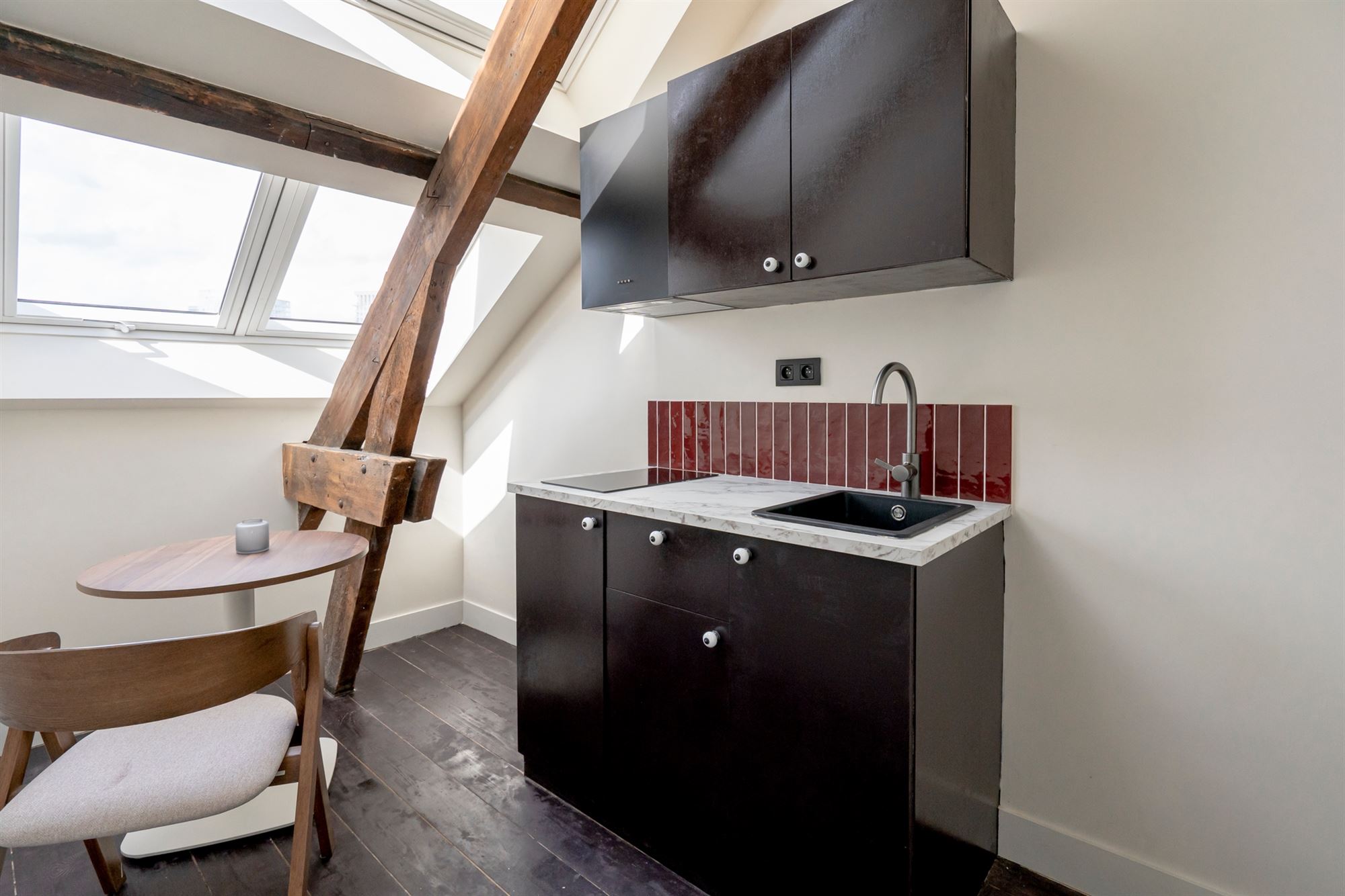 Stijlvolle all-in gemeubelde studio in hartje Antwerpen - foto 4