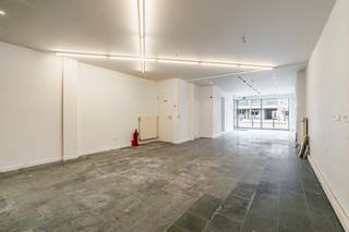 <p>Op een centrale ligging in de Kortrijkstraat te Deinze bevindt zich dit veelzijdige opbrengsteigendom, bestaande uit een handelsruimte op het gelijkvloers en twee appartementen op de verdiepingen. Het pand biedt een interessante basis voor investeerders die op zoek zijn naar een eigendom met meerdere verhuureenheden en ruimte voor optimalisatie.</p>

<p>De handelsruimte beschikt over circa <strong>105 m²</strong> en heeft een <strong>EPC-label C</strong>. Op de eerste verdieping bevindt zich een <strong>éénslaapkamerappartement van 59 m²</strong>, voorzien van een terras en een <strong>EPC-label C</strong>, goed voor een energieverbruik van 203 kWh/m² jaar.</p>

<p>De bovenste verdieping omvat een ruime <strong>duplex van 99 m² met twee slaapkamers</strong>. Dit appartement is momenteel verhuurd voor <strong>€ 560 per maand</strong> en beschikt over een <strong>EPC-label E</strong>, met een energieverbruik van 424 kWh/m² jaar.</p>

<p>Het geheel betreft een <strong>te renoveren eigendom</strong>, waarbij rekening dient te worden gehouden met de nodige investeringen. De <strong>elektrische installatie is momenteel niet conform</strong> en dient door de koper verder in orde te worden gebracht.</p>
Qua verhuurpotentieel wordt rekening gehouden met circa <strong>€ 1.000 per maand voor de handelsruimte</strong>, <strong>€ 500 per maand voor het éénslaapkamerappartement</strong> en circa <strong>€ 650 per maand voor de duplex</strong>. Bij volledige verhuur vertegenwoordigt dit een potentiële huurinkomst van ongeveer <strong>€ 2.150 per maand</strong>, oftewel <strong>€ 25.800 per jaar</strong>.<br /><br />Een veelzijdig opbrengsteigendom met een centrale ligging in Deinze, drie afzonderlijke verhuurmogelijkheden en duidelijke renovatiemogelijkheden voor de toekomstige eigenaar.