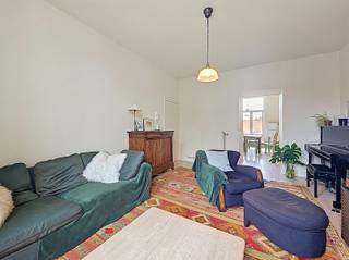 <p><span>Dit gunstig gelegen duplexappartement bevindt zich op wandelafstand van zowel het prachtige Citadelpark als het Gent-Sint-Pietersstation. Dankzij deze centrale ligging geniet u van een vlotte bereikbaarheid en bevinden winkels, horecazaken en openbaar vervoer zich binnen handbereik.</span></p><p><span>Via de inkomhal betreedt u de gezellige en lichtrijke leefruimte van ca. 20 m², die rechtstreeks toegang biedt tot het aangename balkon van 5 m². Aansluitend bevindt zich de ruime keuken van ca. 15 m², uitgerust met een enkele spoelbak, elektrische kookplaat, dampkap en voldoende kastruimte.</span></p><p><span>Op de bovenverdieping bevinden zich twee volwaardige slaapkamers van respectievelijk ca. 11,5 m² en 13,5 m². Eén van de kamers beschikt bovendien over een praktische dressingruimte van ca. 4 m², wat zorgt voor extra comfort en bergruimte.</span></p><p><span>De badkamer is voorzien van een ligbad en wastafel. Daarnaast beschikt het appartement over een afzonderlijke berging van ca. 5 m² met aansluiting voor een wasmachine.</span></p><p><span>Kortom, een comfortabel en goed gelegen appartement met twee slaapkamers, een balkon en tal van praktische troeven, ideaal voor wie op zoek is naar een aangename woonst in een bruisende omgeving.</span></p><p><span> </span></p><p><span>De maandelijkse huurlasten moeten nog bepaald worden in functie van maandelijkse poets beurten van de gemeenschappelijke delen.</span></p>