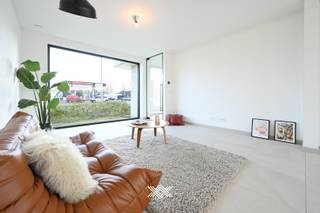 Deze nieuwbouw woning met 3 slaapkamers en een bewoonbare oppervlakte van 187 m² is gelegen op een perceel van 578 m² langs de Rijksweg in...