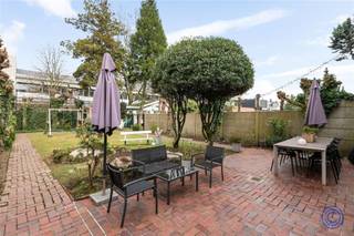 <p><span>Appartement d'information</span></p><p><span>Cet appartement exceptionnellement spacieux situé au rez-de-chaussée allie confort, caractère et emplacement très pratique. L'espace de vie d'environ 46 m² se compose de deux salons confortables avec deux cheminées en état de marche, du parquet et d'authentiques poutres au plafond. La salle à manger lumineuse, dotée d'une grande lucarne, est adjacente à la cuisine ouverte et au jardin. La cuisine entièrement équipée dispose d'un double réfrigérateur (réfrigérateur/congélateur/fonction glace), d'un four Miele, d'un grand îlot de cuisson avec plan de travail en granit et barre de petit-déjeuner, d'une plaque de cuisson au gaz, d'un lave-vaisselle et d'un double évier. Par le hall de nuit, vous accédez à trois chambres spacieuses, dont une chambre principale (± 19 m²) avec vue sur le jardin. En outre, il y a une grande salle de bains avec douche à l'italienne (à effet de pluie), toilettes, lavabo et branchement pour machine à laver, des toilettes séparées et une petite cour. A l'extérieur, vous bénéficiez d'un jardin paysager avec étang, terrasse et aire de jeux. Les atouts supplémentaires comprennent un garage double d'environ 125 m² avec 2 portes automatiques, des thermostats individuels par pièce, pas de frais mensuels, des compteurs individuels, un EPC C, un contrôle électrique conforme et un certificat de sécurité pour l'amiante. Le bâtiment a été entièrement rénové ces dernières années, y compris une toiture isolée selon les normes 2050, et dispose d'un vidéophone. Emplacement idéal pour ceux qui se déplacent, avec des magasins, des écoles et des commodités à proximité.</span></p><p><span> </span></p><p><span>Aménagement</span></p><ul><li><span>Séjour très spacieux (± 46 m²), composé de deux salons séparés, chacun avec une belle cheminée en état de marche. Le sol est en parquet et les poutres du plafond sont authentiques et bien conservées.</span></li><li><span>Salle à manger sur parquet, une pièce particulièrement lumineuse grâce à la grande lucarne. Elle communique parfaitement avec le jardin et la cuisine ouverte.</span></li><li><span>Cuisine très spacieuse sur sol carrelé, entièrement équipée avec : double réfrigérateur (réfrigérateur, congélateur et fonction glace), four Miele, grand îlot de cuisson avec plan de travail en granit et barre de petit-déjeuner, double évier, lave-vaisselle, grand évier avec plaque de cuisson au gaz.</span></li><li><span>Jardin paysager avec étang et aire de jeux pour les enfants, ainsi qu'une terrasse accueillante.</span></li><li><span>Le hall de nuit donne accès aux trois chambres spacieuses, à la salle de bains et aux toilettes séparées.</span></li><li><span>Chambre principale (± 19 m²), située au calme à l'arrière de l'appartement avec vue sur le jardin.</span></li><li><span>Petite cour intérieure, accessible par le hall de nuit.</span></li><li><span>Deuxième chambre (± 14 m²), équipée d'un volet.</span></li><li><span>Grande salle de bains carrelée, équipée d'un lavabo avec armoire de toilette, d'un WC, d'une douche à l'italienne (pluie), d'un étendoir et d'un branchement pour machine à laver.</span></li><li><span>Troisième chambre (± 14 m²) côté rue, équipée de volets automatiques.</span></li></ul><p><span> </span></p><p><span>Extra's</span></p><ul><li><span>Chaque chambre verrouillable est équipée d'un thermostat individuel pour une climatisation optimale, également réglable via une application.</span></li><li><span>La porte d'entrée verrouillée peut être commandée à distance via WI-FI.</span></li><li><span>Garage double d'une superficie totale d'environ 125 m², équipé de 2 portes automatiques.</span></li></ul><p><span> </span></p><p><span>Informations générales</span></p><ul><li><span>Charges mensuelles : aucune (les copropriétaires sont responsables de l'assurance et de l'entretien de leur partie des parties communes).</span></li><li><span>Compteurs individuels pour l'eau, l'électricité et le gaz.</span></li><li><span> </span></li></ul><ul><li><span>EPC : label C.</span></li><li><span>Contrôle électrique : conforme à l'AREI.</span></li><li><span>Certificat d'amiante : amiante-safe.</span></li></ul><p><span>Immeuble</span></p><ul><li><span>Un sous-sol avec garages, un rez-de-chaussée avec jardin, quatre appartements répartis sur deux étages.</span></li><li><span>Le garage de gauche fait partie des parties communes selon l'acte de base, mais il a été convenu avec les copropriétaires qu'il appartiendrait à perpétuité à l'appartement du rez-de-chaussée.</span></li><li><span>L'ensemble du bâtiment a été entièrement rénové ces dernières années et est en excellent état.</span></li><li><span>La toiture a été rénovée et isolée selon les normes 2050.</span></li><li><span>Vidéophone disponible.</span></li></ul><p><span> </span></p><p><span>Situation</span></p><ul><li><span>Situation idéale pour quelqu'un qui a besoin d'être souvent en déplacement !</span></li><li><span>Plusieurs commerces, supermarchés et écoles à proximité.</span></li><li><span>Mobiscore : 9.0/10, un emplacement absolument top pour ceux qui veulent une vie urbaine et confortable.</span></li></ul><p><span> </span></p><p><span>*Les informations contenues dans ce prospectus sont données à titre indicatif : les acquéreurs potentiels doivent faire leur propre affaire de l'obtention, de la vérification et de l'interprétation de ces informations.</span></p><p><span> </span></p>