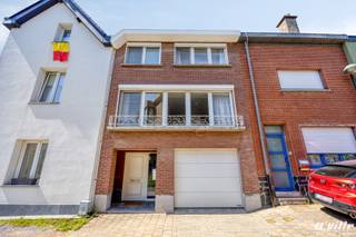 Aangename woning residentieel gelegen in een rustige woonstraat in groene omgeving. De woning beschikt over een lichtrijke leefruimte in L-vorm, een functionele keuken, 2 slaapkamers en een bureau. Zolder, kelder en garage aanwezig.<br />Mooi terras met aansluitend zicht op de tuin met tuinhuis en serre, een fijne plek om in alle privacy tot rust te komen. Vlotte bereikbaarheid richting Brussel en Leuven, scholen, winkels, openbaar vervoer, luchthaven en NATO. Dit is een interessante opportuniteit voor wie op zoek is naar een goed gelegen woning die naar eigen smaak kan worden opgefrist of gerenoveerd. Lage EPC, elektriciteit conform.