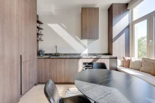 Situé dans la rue Lakenstraat, entre le Zuidpark et les quais rénovés de l’Escaut, cet appartement clé en main d'une chambre se trouve au troisième étage d’un immeuble à petite échelle. Un emplacement de premier choix où verdure, vie urbaine et convivialité se rencontrent harmonieusement. Restaurants, cafés chaleureux, musées, commerces et transports en commun sont tous accessibles à pied.<br /><br />En entrant dans l’appartement, vous découvrez un séjour lumineux, où les grandes fenêtres apportent une agréable sensation d’espace et une abondance de lumière naturelle. La cuisine ouverte et élégante s’intègre parfaitement au séjour, est équipée de tous les appareils encastrés nécessaires et offre également un coin repas convivial. Cet espace constitue ainsi le cœur idéal de l’appartement pour cuisiner, dîner et se détendre.<br /><br />La chambre est attenante au séjour et séparée par une cloison en verre stylée. Cela préserve le caractère ouvert de l’appartement tout en garantissant calme et intimité. La salle de bains est fonctionnelle et comprend une grande douche à l’italienne, un meuble moderne et des toilettes.<br /><br />Un atout supplémentaire : l’appartement est vendu entièrement meublé. Il est donc immédiatement prêt à être habité, mais constitue aussi un excellent investissement : vous pouvez le louer sans frais supplémentaires.<br /><br />Intéressé ?<br />Laissez-vous convaincre par la combinaison d’un emplacement central, d’une finition clé en main et d’une disposition bien pensée. Prenez rendez-vous avec LISTED dès aujourd’hui au +32 3 283 51 51.