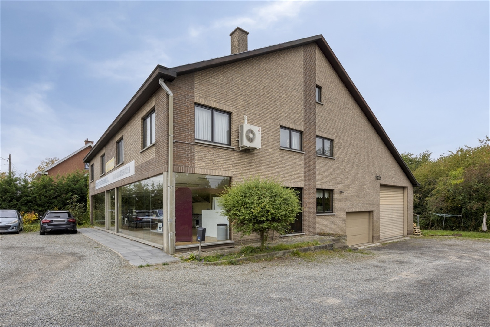 Multifunctioneel handelseigendom met ruim appartement - foto 4