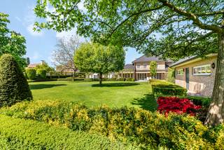 Luxueuze villa op een perceel van 1.708 m² op een centrale ligging te Hamont-Achel. De villa beschikt op het gelijkvloers over royale inkomhal met gastentoilet en vestiaire, apart kantoor, prachtige leefruimte opgedeeld in een zitruimte, eetkamer en tuinkamer, een luxe leefkeuken en een wasplaats/bijkeuken. Op de 1ste verdieping bevinden zich 4 ruime slaapkamers, luxe badkamer, dressing en een douchekamer. Vaste trap naar de (afgewerkte) zolderverdieping. Prachtige tuin met losstaande dubbele garage (voorzien van zolderruimte).<br /><br />Gelijkvloers<br />We betreden de woning via een royale inkomhal voorzien van gastentoilet en vestiaire. De inkomhal is licht, open en biedt een zeer ruimtelijk gevoel. Van hieruit heeft u enerzijds toegang tot het apart kantoor en anderzijds tot de gezellige, lichte leefruimte. De leefruimte is opgedeeld in een sfeervolle zithoek met gashaard, een eetkamer en een prachtige tuinkamer. Door de grote raampartijen kan u genieten van de prachtige tuin rondom de woning.<br /><br />Aansluitend aan de woonkamer treft u de luxueuze leefkeuken. Deze is afgewerkt met hoogwaardige materialen en voorzien van een natuurstenen werkblad, een fornuis, een koelkast, een combi-oven en een vaarwasmachine. Vanuit de keuken heeft u onmiddellijk toegang tot het terras achteraan dat voorzien is van een zonneluifel. Verder beschikt de woning op het gelijkvloers nog over een praktische bijkeuken/wasplaats en een sas met extra toilet en achterdeur naar de tuin.<br /><br />Verdiepingen<br />Op de eerste verdieping geeft de nachthal toegang tot 4 ruime slaapkamers. De masterbedroom beschikt over een aparte dressing en ensuite luxe badkamer voorzien van ligbad, douche, toilet, dubbele wastafel en infraroodcabine.<br /><br />Via een vaste trap op deze verdieping komt u op de afgewerkte zolderverdieping waar u de mogelijkheid heeft om extra kamers te maken of een grote ontspanningsruimte kan voorzien.<br /><br />Tuin<br />De woning is omringd door een prachtig aangelegde tuin voorzien van een automatische sproei installatie en druppelsysteem. Het perceel is volledig omheind en voorzien van een automatische poort vooraan en een losstaande dubbele garage (voorzien van elektrische poort) met opbergruimte en een vaste trap naar de zolderverdieping.<br /><br />Bijzonderheden<br />-Luxe afwerking<br />-Mogelijkheid tot aankoop van aanpalend bouwperceel (ca. 12 are)<br />-Grondwaterput aanwezig voor beregening van de tuin<br />-Robotmaaier aanwezig (Husqvarna)<br />-Centraal stofzuigersysteem<br />-Vloerverwarming (volledig gelijkvloerse verdieping en badkamer)