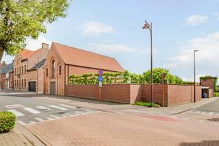 - Characterful villa- Excellent EPC: label A!- Ideal location: Breulstraat 36A in Moorslede- Bright living space with cozy fireplace- Open kitchen...