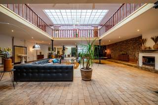 Ontdek deze gerenoveerde voormalige textielfabriek (industriële charmante loft met terras, oprit en parking, en groot atelier), gelegen in het centrum van Ronse. 
Dit unieke pand combineert karakter en moderne luxe, met tal van mogelijkheden voor zowel professioneel als privégebruik.

De loft, gerenoveerd in 2020, biedt een luxueus woongedeelte met een nieuw dak, (2 plateaus van +-200m² waarvan één in mezzanine), gebruikmakend van stijlvolle en kwalitatief hoogstaande materialen zonder hierbij de charmes van het authentieke gebouw aan te tasten (open ruimte met mezzanine, ingerichte keuken, moderne badkamer, slaapgelegenheid, sauna). Overdekt terras met jacuzzi. 
Atelier/polyvalente ruimte: ontvangstruimte, groot atelier, een professionele keuken met koelcel en een ruime sanitaire blok met aparte dames- en herentoiletten. 
Handige grote parking (tevens bouwgrond). 

Een uitzonderlijke kans voor wie op zoek is naar een uniek, veelzijdig pand met eindeloze mogelijkheden.
