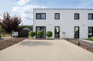 <p>Prachtig energiezuinig woning te koop in een zeer rustige omgeving in Averbode!</p><p>Je komt de woning binnen in de inkomhal met toilet, verder heb je een ruime lichtrijke leefruimte met open keuken. De keuken is volledig geïnstalleerd met ontbijthoekje. Aansluitend is er nog een berging/wasplaats.<br />Op de eerste verdieping kan je 3 slaapkamers terugvinden, badkamer en een bureau.</p><p>Buiten heb je een zonnige tuin &amp; terras waar het heerlijk vertoeven is, hier kan je ook een tuinhuis terugvinden.</p><p>Deze woning is volledig in orde en meteen bewoonbaar. Deze is ook voorzien van airco, zonnepanelen, nieuwe gasketel, volledige omheining, ...<br />Kortom energiezuinig en instapklaar!!!</p><p>Goede bereikbaarheid met Leuven, Hasselt en Brussel.</p><p><br />E-peil 18  kWh/m² UC: 24134-G-OMV_2019125345/EP16492/A001/D02/SD001</p><p>Wens je een gratis schatting? Vergeet dan zeker geen contact met ons op te nemen!</p><p>Wil jij meer informatie over deze woning? Bel ons dan op 016 90 10 21 of mail naar info@future-home.be.</p><p>Woongebied, Vergunning, Verkavelingsvergunning, Geen Dagvaarding, Geen Voorkooprecht</p>