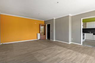 Op een gunstige en vlot bereikbare locatie bevindt zich dit aangename appartement van ca 80m2, gelegen op de eerste verdieping van een kleinschalig gebouw met lift. Dankzij de ruime leefruimtes, twee slaapkamers en het terras biedt dit appartement een aangename en praktische woonomgeving. <br />Via de inkomhal met vestiaire komt u in de ruime woonkamer van ca 35m2, ideaal voor het creëren van een gezellige zithoek en eetplaats. Dit appartement beschikt over 2 ruime slaapkamers van ca 16m2 en 10m2. Vanuit één van de slaapkamers heeft u rechtstreeks toegang tot het terras. <br />De badkamer van ca. 6 m2 is uitgerust met een ligbad met mogelijkheid tot douchen, een wastafel en toilet. <br /><br />Op het gelijkvloers bevindt zich een individuele garagebox, die verplicht is mee aan te kopen voor 22 000 €. Deze biedt een veilige parkeerplaats en extra bergruimte. <br /><br />Het appartement is gelegen in een gebouw uit 1970 en wordt verwarmd via collectieve centrale verwarming op gas. Er zijn gemeenschappelijke kosten verbonden aan het gebouw. <br />Het appartement beschikt over een energielabel D. <br /><br />De ligging nabij winkels, openbaar vervoer en dagelijkse voorzieningen maakt dit appartement bijzonder praktisch voor wie comfortabel en centraal wil wonen. <br />Maak snel je afspraak !
