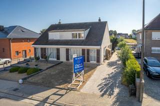 Deze rustig gelegen halfopen woning bevindt zich in het aangename Lembeek, nabij winkels, scholen, openbaar vervoer en met een vlotte verbinding naar de belangrijkste invalswegen. Dankzij de rustige ligging, de ruime tuin en de praktische indeling vormt deze woning een ideale thuis voor gezinnen. We betreden de woning via de inkomhal met apart toilet en wandelen verder naar de eetkamer. Aansluitend bevindt zich de leefruimte die in verbinding staat met de veranda. De deels uitgeruste keuken sluit aan bij de leefruimtes. Zowel vanuit de veranda als vanuit de keuken is er toegang tot de tuin, waar u in alle rust kan genieten van het buitenleven. Op de eerste verdieping treffen we drie slaapkamers en een badkamer uitgerust met een douche, lavabo en toilet. Verder beschikt de woning over een ruime kelder die voorziet in heel wat opbergruimte, alsook een opbergzolder. Tot slot beschikt de woning over een ruime oprit met parkeermogelijkheid voor meerdere wagens en een aparte garage voorzien van een elektrische poort, wat zorgt voor extra comfort en gebruiksgemak. Deze halfopen woning combineert ruimte, rust en praktische troeven en vormt daardoor de ideale thuis voor gezinnen die op zoek zijn naar aangenaam wonen in Lembeek.