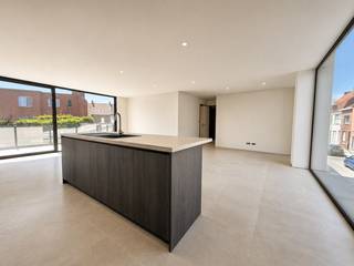 Bent u op zoek naar een centraal gelegen appartement in Tielt waar u comfortabel en zorgeloos kunt huren? Dan is dit nieuwbouwproject precies wat u zoekt!<br /><br />In de Kortrijkstraat in Tielt bieden wij dit stijlvol nieuwbouwappartement aan. De appartementen worden volledig instapklaar opgeleverd en afgewerkt met kwalitatieve voorzieningen, waaronder verlichting, gordijnen, airco,...<br /><br />Indeling van het pand:<br />Binnenkomen doet u via de inkom met gastentoilet, vervolgens hebben we de ruime leefruimte met open en volledig geïnstalleerde keuken + bering, de leefruimte heeft ook toegang tot het ruim en vooral zonnig terras, twee volwaardige slaapkamers en badkamer.<br /><br />Provisie gemeenschappelijke kosten: €50/ maand.<br />Optioneel kunt u ook een staanplaats huren: €25/ maand. <br /><br />Interesse in dit unieke project? Aarzel dan niet om ons te contacteren!