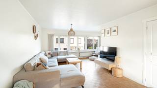 Prachtige woning met 3 à 4 slaapkamers, 2 badkamers, een zonnige tuin en een diepe garage, rustig gelegen in het mooie Lissewege. Deze tijdloze bel-étage beschikt over een mooi woonvolume dat zich uitstrekt over 4 bouwlagen. <br /><br />Stevige structuur met betonnen gewelven en helemaal mee op gebied van energie. <br />Zo geniet u van 14 zonnepanelen, centrale verwarming op aardgas, PVC ramen met HR glas, airco, ... Kortom: volledig instapklaar.<br /><br />Indeling: <br />Op het gelijkvloers een aangename inkomhal met toegang tot een zeer mooie bureau-ruimte met zicht op de tuin. Heerlijk om thuis te werken. Verder nog een zeer diepe garage van +9 meter. Een absoluut comfort als autobergplaats, wasplaats, fietsenstalling, opbergruimte, etc. ...<br /><br />Op het eerste verdiep een zalige woonkamer met enorm veel licht. Aansluitend een mooie en volledig uitgeruste keuken met een leuke connectie naar het buitenterras. Het terras bevindt zich pal in het zuiden, en dit in combinatie met de nodige rust en privacy. Gastentoilet op de hall.<br />Op de tweede verdieping zijn er 2 à 3 slaapkamers en een ruime badkamer met inloopdouche en toilet.<br />Op de bovenste verdieping een prachtige masterbedroom met het rustieke dakgebinte als eye-catcher. De masterbedroom heeft zijn eigen ensuite badkamer met douche en toilet.<br /><br />Een zeer mooi aanbod in het pittoreske Lissewege. Vlotte verbinding naar Brugge, Knokke, ...<br /><br />Bezoeken of meer informatie?<br />Contacteer Sacha Vanrafelghem op GSM 0487/43.79.10.