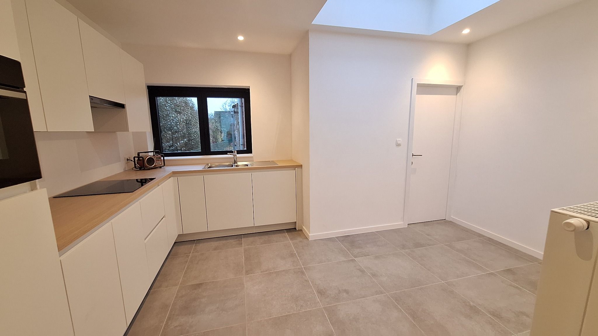 Halfopen woning met 3 slaapkamers, dubbele garage en zongerichte tuin in Poperinge (EPC B). - foto 5