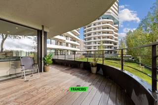 In de stijlvolle residentie THE WAVES SAND, gekend om haar tijdloze architectuur en duurzame afwerking, bevindt zich dit prachtige appartement met twee slaapkamers op de eerste verdieping. Het appartement geniet een bewoonbaar oppervlakte van zo'n 100m² alsook een uitermate riant terras van 37m²! <br /><br />Bij het binnenkomen word je meteen verwelkomd door een lichte en ruime leefruimte met aansluitend de open keuken — volledig uitgerust en voorzien van een elegant marmerlook-werkblad. Van hieruit geniet je directe toegang tot het riante zonneterras, waar je heerlijk kan ontspannen met zicht op de golf.<br /><br />Verder beschikt het appartement over twee volwaardige slaapkamers, een praktische berging met alle aansluitingen en technieken, een stijlvolle badkamer met inloopdouche én ligbad, en een afzonderlijk toilet.<br /><br />Dankzij de airco &amp; ventilatiesysteem, geniet je hier van optimaal wooncomfort en energie-efficiëntie. Met het gunstige EPC is dit appartement niet enkel een topper qua woonkwaliteit, maar ook een uitstekende investering voor de toekomst.<br /><br />Een privatieve kelderberging is inbegrepen in de prijs.<br /><br />Mogelijkheid tot aankoop van een garage (€69.000).<br /><br />Bent u op zoek naar dé ideale uitvalsbasis aan zee? Aarzel dan niet en neem contact op voor meer info of een afspraak! <br /><br />