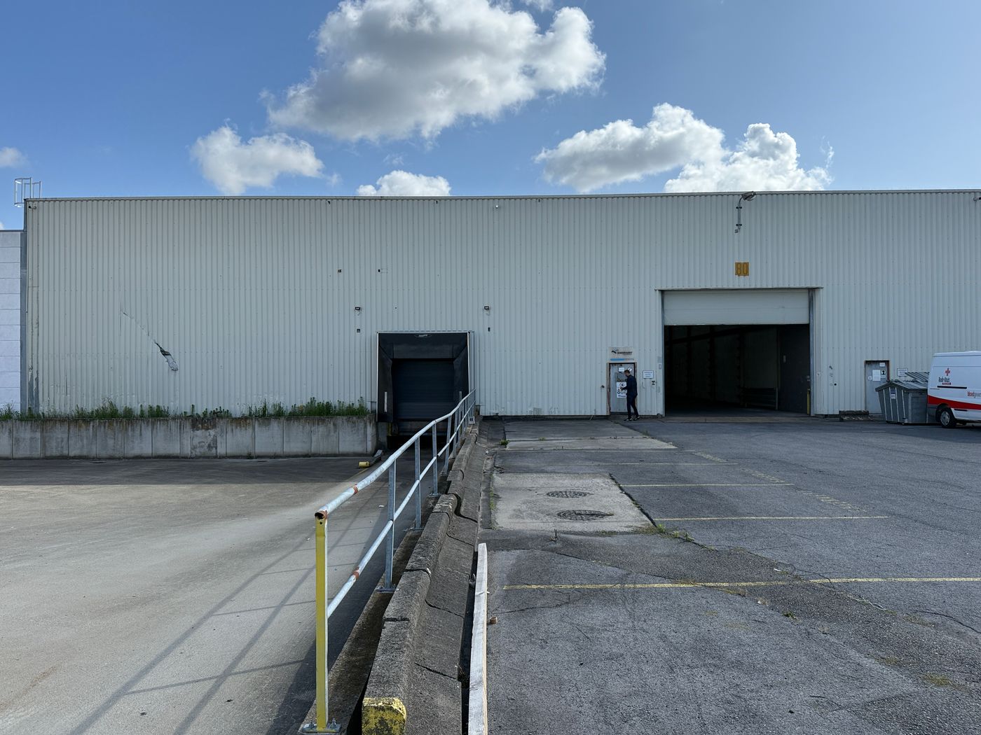 3.664 m² opslagruimte met mogelijkheid tot kantoren NAAST knooppunt E17/E40/R4 - foto 2