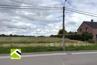 In een rustige straat in het landelijke Lantremange vindt u dit perceel bouwgrond.<br />Goed bereikbaar en op korte afstand van de E40-autosnelweg, het centrum van Waremme en alle winkels.<br /><br />Het perceel komt in aanmerking voor open bebouwing.<br />De breedte aan de straat bedraagt 20m, de diepte bedraagt 54m46.<br /><br />De woning dient op 3 meter van de zijgrenzen gebouwd te worden met een maximale diepte van 13 meter.<br />Bouwvorm met 2 verdiepingen en een hellend dak.<br />Een vrijstaand gebouw zoals tuinhuis of serre is toegelaten tot 20m².<br /><br />MOGELIJKHEID om dit perceel samen te voegen met de naastgelegen percelen lot 2 en lot 3.<br /><br />Er is geen bouwverplichting.