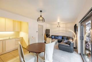 Dit instapklaar, recent appartement is gelegen op top ligging en biedt alle stadsfaciliteiten binnen handbereik, zoals winkels, scholen...