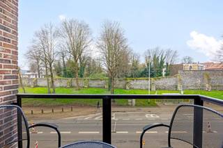 Dit mooi appartement is gelegen op de tweede verdieping, waarbij je een prachtig uitzicht hebt op de middeleeuwse Wallen aan de overzijde.Dit...