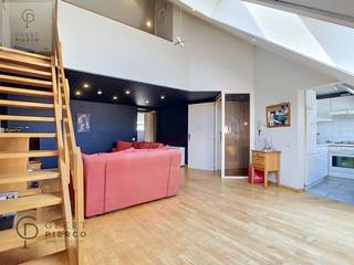 Dit super gezellige appartement situeert zich namelijk in de Hertog van Brabantlaan te Landen. "De" straat door iedereen geliefd, gezien zijn ligging nabij alle winkels, alle scholen, alle sportinfrastructuur, het openbaar vervoer en de autosnelweg is slechts 5 minuten verwijderd.<br />Het appartement is gelegen op de tweede verdieping, te bereiken via de trap. Een lift is hier niet aanwezig. Gezien het gelegen is in een kleinschalig project is hier ook geen syndicus aanwezig, wat de gemeenschappelijke kosten tot een werkelijk minimum brengt. En jong koppel zal hier absoluut graag wonen, of een misschien is dit net ook 'het' appartement dat je als investeerder zoekt!<br />Op de tweede verdieping treffen we de leefruimte met aansluitend de keuken. De badkamer werd heel recentelijk onderworpen aan een totaalrenovatie en ziet er prachtig uit. De tweede verdieping telt verder nog twee slaapkamers en een toilet.<br />Via de leefruimte begeleidt een trap je naar de mezzaninekamer. Gezelligheid hier top. Je kan deze ook gebruiken als bureel. Hier heb je meteen toegang tot een klein terrasje. <br />Het appartement is voorzien van warmtepompen, wat een enorm pluspunt is !<br />Een garage is er niet, maar het bekende Rufferdingeplein hier meteen in de buurt heeft parkeergelegenheid genoeg.<br />Wil je graag een kijkje komen nemen?<br />Neem dan absoluut contact met ons op. Wij geven je graag een rondleiding.<br /><br />