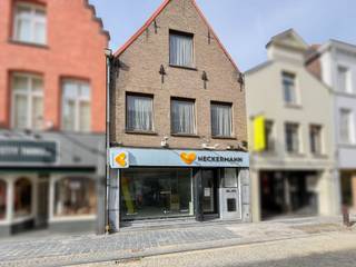 <strong>PRACHTIG GELEGEN COMMERCIËLE EIGENDOM</strong> pal in het <strong>HISTORISCH STADSCENTRUM VAN OUDENAARDE</strong>. Mits <strong>RENOVATIEWERKEN</strong> kan u deze eigendom terug <strong>NIEUW LEVEN INBLAZEN</strong> en uw <strong>ZELFSTANDIGE ACTIVITEITEN DOEN BLOEIEN</strong>. U beschikt over <strong>2 HANDELSPANDEN IN DE COMMERCIËLE STRATEN (HOOGSTRAAT &amp; NEDERSTRAAT)</strong> aan de <strong>MARKT IN OUDENAARDE</strong>. U beschikt samen over een <strong>BRUIKBARE OPPERVLAKTE VAN +-438M²</strong>, waardoor u <strong>TAL VAN MOGELIJKHEDEN</strong> heeft voor een <strong>MOOIE HANDELSZAAK MET BIJHORENDE BURELEN, OPSLAGRUIMTES OF OM ZELF IN TE WONEN. <br /><br />!Kan ook worden gesplitst (240.000 euro (Nederstraat 40) - 200.000 euro(Hoogstraat 35)) worden aangekocht!</strong><br /><br />Adres: Nederstraat 40 - Hoogstraat 35 te Oudenaarde