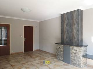<p><span>Gelijkvloers één-slaapkamer appartement met garagebox gelegen in een rustige woonwijk nabij allerlei winkels en openbaar vervoer. </span></p><p><span>Dit appartement heeft volgende indeling: inkomhal, lichte woonkamer, keuken voorzien van bergkasten, gasvuur, dampkap, oven, koelkast en spoelbak, berging/wasplaats, 1 slaapkamer (ca. 13m²), douchekamer met douche, lavabo en toilet. Bij het appartement hoort ook een garagebox achteraan gelegen. Aan de achterkant van het appartement is er de mogelijkheid om buiten te zitten. </span></p><p><span> </span></p><p><span>Geen vaste kosten.</span></p><p><span> </span></p><p><span>Voor meer info kan u ons contacteren op 03/644.00.88.</span></p>
