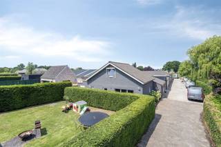 Bent u op zoek naar een unieke combinatie van een ruime recente woning, kangoeroewoonst / co-housing en een geweldig groot bijgebouw?. Hier heb...