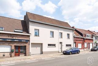 <p>Karakteristieke woning met wellnessruimte, zwembad en tuin met bomen</p><p>Dit prachtige huis is ideaal gelegen en valt op door de perfecte balans tussen modern comfort, ontspanningsruimtes en levenskwaliteit. Achter de onopvallende gevel gaat een zorgvuldig onderhouden woning schuil, ontworpen om te voldoen aan de verwachtingen van gezinnen die op zoek zijn naar een bevoorrechte leefomgeving.</p><p>Meteen bij binnenkomst ontdekt u een warm en licht interieur. De ruime woonkamer, ideaal gelegen aan de achterzijde van het huis, biedt een aangename rust en komt harmonieus uit op de boomrijke tuin, een ware oase van rust. Het huis beschikt bovendien over twee prachtige veranda’s die baden in natuurlijk licht. Een daarvan vormt een aangename extra leefruimte, uitgerust met gasverwarming, een televisie en een volledig ingerichte buitenkeuken, waardoor u het hele jaar door ten volle van deze plek kunt genieten.</p><p>Op de begane grond bevinden zich onder meer een ingerichte kleedkamer en een badkamer die volledig in het teken staat van welzijn, uitgerust met een jacuzzi en een hydromassagedouche. Op de bovenverdieping vindt u drie comfortabele slaapkamers en een studeerkamer.</p><p>Buiten wordt u meteen betoverd door de charme. De zorgvuldig onderhouden tuin met bomen nodigt uit tot ontspanning met talrijke voorzieningen voor uw welzijn: het zwembad, de jacuzzi, de sauna en de prachtige siervijver creëren een unieke sfeer waar u heerlijk tot rust kunt komen.</p><p>De belangrijkste troeven</p><p>• Lichte woonkamer met uitzicht op de tuin en in een rustige omgeving<br />• Tuin met bomen en siervijver<br />• Zwembad, jacuzzi en sauna<br />• Drie slaapkamers en een werkkamer op de bovenverdieping<br />• Badkamer met jacuzzi en hydromassagedouche<br />• Garage voor twee auto’s met oplaadpunt voor elektrische auto’s<br />• Zonnepanelen</p><p>Een woning met alle voorzieningen, waar elke ruimte is ontworpen om dagelijks comfort, rust en levenskwaliteit te bieden.</p>