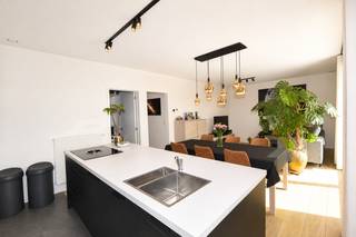 <p><strong> MODERN EN ENERGIEZUINIG 2-SLAAPKAMERAPPARTEMENT MET RUIM ZW-TERRAS EN (DUBBELE) ONDERGRONDSE PARKEERPLAATS</strong><br /><br />Recent en stijlvol appartement met twee slaapkamers, een ruim ZW-gericht terras van maar liefst 31 m², twee ondergrondse parkeerplaatsen en een private kelderberging.<br /><br /><strong> LIGGING</strong><br />Het appartement maakt deel uit van de stijlvolle residentie<strong> Jardin des Fleurs</strong>, gelegen in Oud-Turnhout, tussen het centrale plein en de rustige verkaveling<strong> Gommers en Magerman</strong>.<br />De residentie combineert hedendaags wooncomfort met een aangename, groene omgeving. Centraal in het project bevindt zich de gemeenschappelijke bloementuin, Jardin des Fleurs.<br /><br />Het appartement werd hoogwaardig afgewerkt. De parketvloer zorgt voor een warme en sfeervolle uitstraling, terwijl de grote raampartijen voor een aangename natuurlijke lichtinval zorgen.<br /><br /><strong> INDELING</strong><br />Dit mooie appartement is gelegen op de tweede verdieping en omvat:<br />• Private inkomhal met gastentoilet<br />• Twee slaapkamers van ca. 16,5 m² en 11,2 m², beide voorzien van internet- en tv-aansluiting<br />• Moderne badkamer met inloop- en regendouche, enkel lavabomeubel, spiegel- en opbergkasten<br />• Ruime leefruimte met open keuken en eiland (inclusief zonnescreens aan de raampartijen)<br />• Volledig uitgeruste keuken met kwalitatieve toestellen van Whirlpool en Bora, waaronder koelkast, diepvriezer, (bak)oven, vaatwasser, inductiekookplaat met geïntegreerde afzuiging en dubbele spoelbak<br />• Praktische berging/technische ruimte met aansluiting voor wasmachine<br /><br />De lichtrijke leefruimte geeft rechtstreeks toegang tot het ruim, ZW-gericht terras van 31 m². Het terras biedt een aangenaam zicht op het centrale binnenplein en vormt een mooie verlenging van de leefruimte.<br /><br /><strong> EXTRA'S</strong><br />Bij het appartement horen:<br />• (dubbele) Ondergrondse autostaanplaats – mogelijkheid om “enkel” te huren<br />• Private kelderberging<br />• Gemeenschappelijke vuilnisberging in de kelder<br />• Gemeenschappelijke fietsenberging op het gelijkvloers<br /><br /><strong> BIJZONDERHEDEN</strong><br />• Onmiddellijk beschikbaar<br />• Energiezuinig: E-peil 30<br />• Volledig geschilderd<br />• Gedeeltelijk voorzien van verlichtingsarmaturen (uitgezonderd de leefruimte) &amp; volledig voorzien van raamdecoratie <br />• Vliegenramen inbegrepen<br />• CV op gas <br />• Ventilatiesysteem type D<br />• Zonnescreens in de leefruimte- en keuken<br />• Maandelijkse bijdrage: € 50 forfaitait<br /><br /><strong> Aansluitingskosten voor water, gas, elektriciteit en telecom zijn ten laste van de huurder</strong></p>
<br /><strong>TROEVEN</strong><br />• Recent en hoogwaardig afgewerkt appartement<br />• Twee volwaardige slaapkamers<br />• Ruim ZW-gericht terras van maar liefst 31 m²<br />• (Mogelijkheid tot het huren van 2) Ondergrondse parkeerplaats(en)<br />• Energiezuinig wonen<br />• Aangename en rustige residentie met gemeenschappelijke bloementuin<br />• Gunstige ligging nabij de markt, winkels, horeca en openbaar vervoer<br />• Instapklaar en onmiddellijk beschikbaar<br /><br /><strong>BEZICHTIGINGEN ZIJN UITSLUITEND MOGELIJK VIA EEN DIGITALE AANVRAAG</strong><br /><strong>Wenst u deze woning te bezichtigen? Klik dan op de knop ‘Maak een afspraak’ en dien uw aanvraag online in. Na ontvangst van uw aanvraag nemen wij via e-mail contact met u op om u verder te informeren over een mogelijk bezichtigingsmoment.</strong>