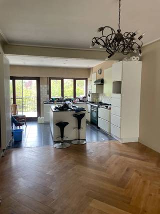 Deze gerenoveerde woning geniet van een prachtig uitzicht vanuit de open keuken met aansluitend het ZW georiënteerde terras.De ruime woonkamer is...