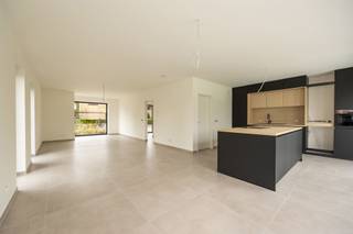 <p><span>Aan de rand van Wespelaar-dorp ligt deze nagelnieuwe halfopen bebouwing (BEN-woning) met 4 kamer, een volledig aangelegde tuin, inclusief haagbeuk, grassen, opritten, terras en zwarte draadafsluiting. Rust en voldoende parkeerplaatsen naast het perceel, worden hier gekoppeld aan een hedendaags uitzicht met gelijmde betonstenen, witte sierpleister en zwarte alu-ramen, plus een carport met geïntegreerde verlichting. In de ruime inkom valt, naast de ingemaakte kasten, de betontrap op, die is bekleed met dezelfde tegels als het gelijkvloers. De leefruimte met open keuken (eiland) is in L-vorm voorzien, zodat de tuin van overal goed zichtbaar is, door de kamerbrede schuiframen. De greeploze keuken met betonlook werkblad, omvat volgende apparaten: kookplaat met geïntegreerde afzuiging, oven, koelkast en freezer. Afgezien van de technische berging met warmtepomp en ventilatie D, ligt naast de keuken nog een handige wasplaats. In de badkamer is plaats voor een dubbel meubel met zwarte accenten en houten fronten; kolomkasten; een inloopdouche met glazen wand, nis en regendouche. De hangtoiletten met handwasbakje werden apart ondergebracht. De Bijna Energieneutrale Woning beschikt over algemene vloerverwarming, dikke isolatielagen (vloer, muur en dak), plus 9 zonnepanelen. Let op de goede plafondhoogte en de kwalitatieve binnendeuren met verborgen scharnieren.</span></p>