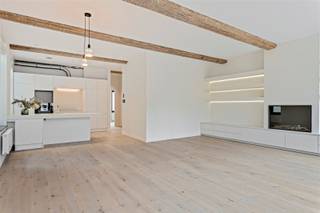 <p><span>Magnifiek appartement met loft gevoel van ca 115m², 3 SLPK | 2 BADK op de 1ste verdieping, over volledige breedte van het gebouw ! </span></p><p><span>Super lumineus en zopas totaal en stijlvol gerenoveerd op fantastische stadsligging! </span></p><p><span> </span></p><p><span>Indeling : </span></p><p><span>U komt binnen in de lichtovergoten leefruimte met zeer hoge plafonds en een open haard.</span></p><p><span>De open, luxe afgewerkte keuken is voorzien van toestellen, </span><span>ruim voldoende werk,-en bergruimte en leuke ontbijttoog.</span></p><p><span>Achteraan het appartement (rustig!) bevinden zich de nachthal, 2 luxe badkamers en 3 mooie slaapkamers.</span></p><p><span>Aparte gastentoilet.</span></p><p><span>Bergruimte voorzien van een aansluiting voor wasmachine en droogkast.</span></p><p><span> </span></p><p><span>Bijzonderheden : </span></p><p><span>* volledig vernieuwd in 2022</span></p><p><span>* karaktervolle uitstraling | hoogwaardige afwerking </span></p><p><span>* elektriciteit is conform</span></p><p><span>* eerste ingebruikname na renovatie.</span></p><p><span>* fietsenberging</span></p><p><span>* kelder optioneel bij te huren € 50 per maand</span></p><p><span>* gordijnen en verlichting voorzien</span></p><p><span>* rechtstreekse toegang met lift in het appartement</span></p><p><span>* mooi evenwicht tussen oud en nieuw, karakter en comfort!</span></p><p><span>* mogelijkheid om een staanplaats te huren in de Lange Schipperskapelstraat 7 aan 150€/maand.</span></p><p><span>* Gas-water-elektriciteit op individuele basis.</span></p><p><span> </span></p><p><span>Ligging :</span></p><p><span>* gelegen op een rustig pleintje met veel gezellige eetgelegenheden, cafeetjes</span></p><p><span>* zeer dichtbij openbaar vervoer (tramhalte, bushalte en velo-station)</span></p><p><span>* mobiscore: 9.7/10</span></p><p><span> </span></p><p><span>Geschikt voor rustige alleenstaande of koppel.</span></p><p><span>Plaatsbeschrijving op gedeelde kosten.</span></p><p><span>Huurcontract 1 jaar mogelijk.</span></p><p><span>Gas-water-elektriciteit op individuele basis.</span></p><p><span> </span></p><p><span> </span></p><p><span> </span></p><p><span> </span></p><p><span> </span></p><p><span> </span></p>