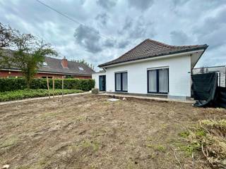<p><span>Deze landelijk gelegen bungalow in Hamme biedt een interessant potentieel met een grondoppervlakte van 757 vierkante meter.</span></p><p><span> </span></p><p><span>De woning beschikt over een ruime inkomhal met marmeren tegelvloer, die aansluit op verschillende vertrekken. De keuken is uitgerust met kwalitatieve houten kasten en een granieten werkblad. Een open woonruimte met natuurlijke lichtinval biedt veel mogelijkheden voor het dagelijks wonen.</span></p><p><span> </span></p><p><span>Een opvallend kenmerk is de spacieuze veranda met glazen deuren en moderne vloerafwerking, die uitkijkt op het omliggende terrein. Deze ruimte biedt een naadloze overgang naar buiten en creëert extra leefruimte. De woning beschikt ook over 2 badkamers, waaronder 1 luxueuze badkamer met volledig uitgerust toilet, een vrijstaand bad en een douche. Er zijn 2 ruime slaapkamers aanwezig met grote ramen die zorgen voor natuurlijke lichtinval.</span></p><p><span> </span></p><p><span>Het buitenterrein is voorzien van een aangelegd terras & bijgebouw in betonstructuur. De tuin met vijvertje biedt mogelijkheden voor tuinliefhebbers. </span></p><p><span>Er is tevens een ruime garage voorzien.</span></p><p><span> </span></p><p><span>Deze woning staat in een rustige buurt van Hamme en heeft potentieel voor kandidaten die op zoek zijn naar een project met mogelijkheden.</span></p><p><span> </span></p><p><span>Bekijk ook onze visuele tour: <span>https://web-player.walkly.app/VoT9ChdTkk3ayg4RKdVj/2cAV5mu2Y4EwHKEYH62B/ww/public</span></span><span> </span></p>