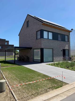De foto is een voorbeeld van een afgewerkte verkochte woning.U kan de stijl & indeling nog compleet personaliseren!Wonen in Zwevegem betekent...