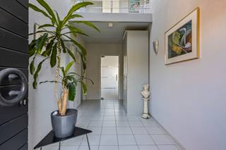 U bent op zoek naar een ruime woning (villa), 4 slaapkamers, grote tuin, residentieel gelegen, met veel lichtinval.....? Dan kan deze woning/locatie u zeker en vast bekoren. Met haar tijdloze stijl heeft zij het volgende te bieden: - gelijkvloers: ruime inkomhal met toilet, bureelruimte, praktijkruimte/hobbyruimte, keuken, leefruimte (met moderne en stijlvolle houtkachel, gezelligheid troef bij koude winteravonden), allemaal voorzien van grote raampartijen en uitgevend op de tuin. Alsook nog een garage voor 2 wagens met onderaan een kelder (40m²). - de verdieping: lichtrijke nachthal met doorloopkamer, 4 slaapkamers en de vernieuwde badkamer. Deze residentieel gelegen villa grenst aan de groene long van Affligem met vrijetijdsmogelijkheden in overvloed (wandelingen, fietsroutes (MTB-routes) enz...) Zij bevindt zich op amper 3 min van de autosnelweg E40 en wandelafstand van een school. Interesse in deze opportuniteit? Aarzel dan zeker en vast niet ons te contacteren voor een bezoekmoment via affligem@immoaccenta.be. Nieuwsgierig naar de indeling van de woning? Volg deze link: https://my.matterport.com/show/?m=rU86GyYZnaD of www.geukenshage39.be. Bieden vanaf 699.000€ !