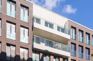 Prachtig, luxueus afgewerkt gemeubeld appartement, met 2 terrassen en parking op topligging Antwerpen Zuid. <br /><br />Onmiddellijk beschikbaar. <br /><br />Indeling: inkomhal met vestiaire en apart toilet, leefruimte op parket met prachtige open keuken: volledig ingericht voorzien van alle toestellen. Aansluitend aan de woonkamer een groot terras. Badkamer met ligbad, grote inloopdouche en dubbel lavabomeubel. Berging voorzien van wasmachine. Slaapkamer met aansluitend een volledig ingerichte dressing. 2e kamer (doorlopend naast de master): voorzien van een logeerbed.<br />Als extra troeven heeft het nieuwbouw appartement een groot terras achteraan en een ondergrondse autostaanplaats die dient bijgehuurd worden aan 130 euro per maand. <br />Het appartement is voorzien van zeer kwalitatieve meubels en is in uitstekende staat van onderhoud. <br /><br />Gemeenschappelijke kosten: 120 euro.<br />Alle verbruik met individuele meters. <br />ALL IN huurprijs € 2.000 per maand : incl. parking, gemeenschappelijke kosten, verbruik van water, verwarming, elektriciteit en internet. <br />Zeer gunstige EPC score van slechts 82 kWh/m².
