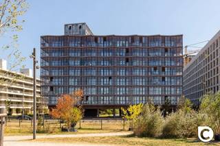 <p><span>Exclusief nieuwbouwappartement met winter- en zomerterras en zicht op de Schelde !</span></p><p><span>Welkom in dit prachtige 2-slaapkamerappartement op de 4de verdieping aan de Ledeganckkaai 31, gelegen in het prestigieuze Nieuw Zuid. Hier woont u in een architecturaal sterk gebouw, ontworpen door het gerenommeerde architectenbureau Robbrecht en Daem, met de Schelde als dagelijks decor.</span></p><p><span>De architectuur van het gebouw haalt inspiratie uit het Panch Mahal-paleis in Fatehpur Sikri, een indrukwekkend zestiende-eeuws paviljoen in India. Deze inspiratie vertaalt zich in een karaktervolle architectuur en een warme, donkerrode gevel in Indische zandsteen. Het materiaal werd bovendien ook gebruikt voor de gevel van het MAS. Een bijzondere architecturale signatuur die het gebouw een eigen identiteit geeft binnen het moderne Nieuw Zuid.</span></p><p><span>Het appartement zelf combineert deze architecturale kwaliteit met hedendaags wooncomfort. Met twee slaapkamers, een ruim winterterras, een groot zomerterras, EPC-label A en een overvloed aan natuurlijk licht is dit een woning die zowel qua uitstraling als woonbeleving weet te overtuigen.</span></p><h3><span>Nieuw Zuid: hedendaags wonen aan de Schelde</span></h3><p><span>Nieuw Zuid is uitgegroeid tot één van de meest gegeerde woonbuurten van Antwerpen. U woont hier in een groene en hedendaagse stadsomgeving, op wandelafstand van de Scheldekaaien en met het historische stadscentrum, het Zuid en tal van winkels, restaurants en culturele voorzieningen binnen handbereik.</span></p><p><span>De combinatie van moderne architectuur, openbare ruimte en de nabijheid van de Schelde zorgt hier voor een bijzonder aangename woonomgeving.</span></p><h3><span>Indeling</span></h3><p><span>Met de lift bereikt u de 4de verdieping. Vanuit de inkomhal worden alle ruimtes met elkaar verbonden en valt meteen de doorlopende parketvloer op, die zorgt voor een warme en elegante uitstraling.</span></p><p><span>Via de stijlvolle gietijzeren deur betreedt u de leefruimte. Hier volgt meteen het wow-effect: dankzij de kamerbrede raampartijen geniet u van een indrukwekkend zicht op de Schelde en wordt de ruimte overspoeld door natuurlijk licht.</span></p><p><span>De leefruimte biedt voldoende plaats voor een royale zithoek en een eettafel. De keuken dient nog verder ingericht te worden, waardoor u deze volledig naar eigen smaak kunt vormgeven. Alle nodige nutsvoorzieningen zijn reeds voorzien. Zo creëert u hier zonder compromissen een keuken die perfect aansluit bij uw persoonlijke woonstijl.</span></p><p><span>Aansluitend bevindt zich het ruime winterterras, dat rechtstreeks in verbinding staat met de leefruimte. Dankzij deze ligging kan het terras perfect als een verlengstuk van de woonruimte worden ingericht. Een gezellige leeshoek, een extra zithoek of een stijlvolle thuiswerkplek: de mogelijkheden zijn talrijk. En ondertussen blijft het uitzicht over de Schelde steeds aanwezig.</span></p><p><span>Aan de achterzijde bevinden zich de twee slaapkamers. Beide slaapkamers beschikken over een rechtstreekse toegang tot het ruime zomerterras.</span></p><p><span>Het oost-zuidgerichte terras die in verbinding staan met de slaapkamers vormt een heerlijke buitenruimte waar u kunt genieten van de ochtend -en namiddag zon. Een ideale plek voor een rustig ontbijt, een kop koffie of een aperitief in de late namiddag.</span></p><p><span>De badkamer is hoogwaardig en tijdloos afgewerkt met een ruime inloopdouche, dubbele lavabo en beige natuursteen. De keramische tegel met marmerlook zorgt voor een luxueuze uitstraling. Bovendien is er praktisch rekening gehouden met de dagelijkse noden: in de badkamer zijn aansluitingen en ruimte voorzien voor zowel een wasmachine als droogkast.</span></p><p><span>Verder beschikt het appartement over een apart toilet en een praktische technische ruimte.</span></p><h3><span>Een appartement met een uitgesproken karakter</span></h3><p><span>Dit appartement is meer dan een comfortabele woonplek. Het is een combinatie van architecturale kwaliteit, licht, buitenruimte en een bijzondere ligging aan de Schelde.</span></p><p><span>De signatuur van Robbrecht en Daem, de karaktervolle architectuur geïnspireerd op het Panch Mahal-paleis, de hoogwaardige afwerking en de mogelijkheid om de keuken volledig naar eigen smaak in te richten, maken van dit appartement een bijzonder geheel.</span></p><p><span>Hier woont u in het hart van Nieuw Zuid, met de stad binnen handbereik en de Schelde letterlijk als onderdeel van uw dagelijkse leefomgeving.</span></p><h3><span>Troeven</span></h3><ul><li><span>Energiezuinig appartement met EPC-label A</span></li><li><span>Ruim winter/zomer terras aansluitend op de leefruimte</span></li><li><span>Prachtig zicht op de Schelde</span></li><li><span>Karaktervolle gevel in Indische zandsteen</span></li><li><span>Hoogwaardige afwerking</span></li><li><span>Ventilatiesysteem type D</span></li><li><span>Keuken volledig naar eigen smaak in te richten</span></li><li><span>Gelegen op een absolute toplocatie in Nieuw Zuid</span></li></ul><p><span> </span></p><p><span>Een appartement voor wie niet alleen op zoek is naar een woning, maar naar een bijzondere woonbeleving. Architectuur, licht, terrassen en de Schelde komen hier samen op één van de meest aantrekkelijke locaties van Antwerpen. </span></p><p><span> </span></p>
