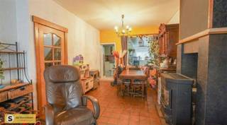 <p><span>WOONPROPERTY IN RANST - VOLLEDIG INZICHT IN DEZE VEELZIJDIGE WONING</span></p><p><span> </span></p><p><span>Deze gezellige woning gelegen in Ranst biedt een praktische en comfortabele leefomgeving voor een gezin of iemand die op zoek is naar ruimte en flexibiliteit. Het pand beschikt over drie ruime slaapkamers en één badkamer, wat een goed uitgangspunt vormt voor diverse huishoudens.</span></p><p><span> </span></p><p><span>Het eigendom staat op een perceel oppervlak van circa 240 vierkante meter en beschikt over één garage, wat volop mogelijkheden biedt voor parkeren en opslag. Dit is een groot voordeel voor wie waarde hecht aan veilige en droge bergingsruimte voor voertuigen en spullen.</span></p><p><span> </span></p><p><span>De indeling van de woning maakt optimaal gebruik van de beschikbare ruimte. Met drie afzonderlijke slaapkamers kunt u kiezen uit verschillende arrangementen: een master bedroom, twee kinderkamers, een werkkamer, of een combinatie die aansluit bij uw specifieke behoeften. </span></p><p><span> </span></p><p><span>Het interieur toont verscheidenheid in sfeer en functionaliteit. De woning beschikt over diverse zitruimtes waar u kunt ontspannen, een keuken met werkbladen en bergruimte, en verschillende doorgangen die een logische circulatie door het huis waarborgen. De ramen zijn goed verdeeld om natuurlijk licht binnen te laten en uitzichten te bieden.</span></p><p><span> </span></p><p><span>De achtertuin biedt een fijne buitenruimte met aangelegde terras en groen afscheidingen, ideaal voor ontspanning, tuinieren of het ontvangen van familie en vrienden. Deze privéomgeving voegt waarde toe aan de algehele woonkwaliteit.</span></p><p><span> </span></p><p><span>De garage is ruim en praktisch ingericht met diverse opslag mogelijkheden, perfect voor het opbergen van werktuigen, fiets materiaal en andere huishoudelijke spullen.</span></p><p><span> </span></p><p><span>Verder hebben we nog een bijgebouw achteraan de tuin, die kan dienen voor extra opslagplaats, mancave, of hobby ruimte.</span></p><p><span> </span></p><p><span>Voorts is deze woning voorzien van zonnepanelen met batterij wat een stroomverbruik miniem maakt.</span></p><p><span> </span></p><p><span>Deze woning in Ranst presenteert zich als een solide basis voor een nieuw hoofdstuk in uw wooncarrière, met voldoende ruimte en voorzieningen om aan verschillende levensstijlen tegemoet te komen.</span></p>