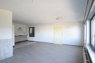 Gelegen op de eerste verdieping vinden we dit leuk appartement, bestaande uit:Living met open keuken, berging.Eén slaapkamer.Badkamer met ligbad en...