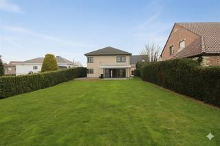 <p><span>Villa située dans un environnement calme, dotée d’un jardin spacieux et entièrement clôturé, invitant à une vie paisible. La maison se trouve à courte distance des écoles internationales de la région, ce qui en fait un lieu idéal pour ceux qui souhaitent allier confort et accessibilité.</span></p><p><span> </span></p><p><span>La villa vous accueille avec un agréable séjour, adjacent à une cuisine entièrement équipée. Au rez-de-chaussée se trouvent également une chambre confortable, un bureau pratique, une buanderie fonctionnelle ainsi qu’un garage.</span></p><p><span> </span></p><p><span>À l’étage, vous découvrirez deux chambres supplémentaires, une vaste salle de bains avec baignoire, douche et double lavabo, ainsi qu’une salle de douche séparée avec lavabo. L’une des chambres bénéficie en outre d’un dressing et d’une salle de douche ensuite. Un grand grenier offre des possibilités de rangement supplémentaires.</span></p><p><span> </span></p><p><span>Le jardin est entièrement clôturé, doté d’un abri et d’une terrasse directement reliée au séjour. L’entretien du jardin est compris dans le loyer : taille, désherbage, tonte de la pelouse deux fois par mois en saison, etc.</span></p><p><span>La maison dispose également d’un système de chauffage au gaz, d’un adoucisseur d’eau, d’un système d’alarme (à entretenir par le locataire), d’un double compteur électrique et d’un raccordement à l’eau de pluie dans la buanderie. Toutes les pièces sont équipées de luminaires.</span></p><p><span> </span></p><p><span>Une maison qui en vaut vraiment la peine !</span></p><p><span> </span></p><p><span>Ne manquez pas cette opportunité unique !!! Tel 078/48 47 00 ou email info@ap-p.be</span></p><p><span>Voir notre offre complète sur www.ap-p.be</span></p><p><span> </span></p>