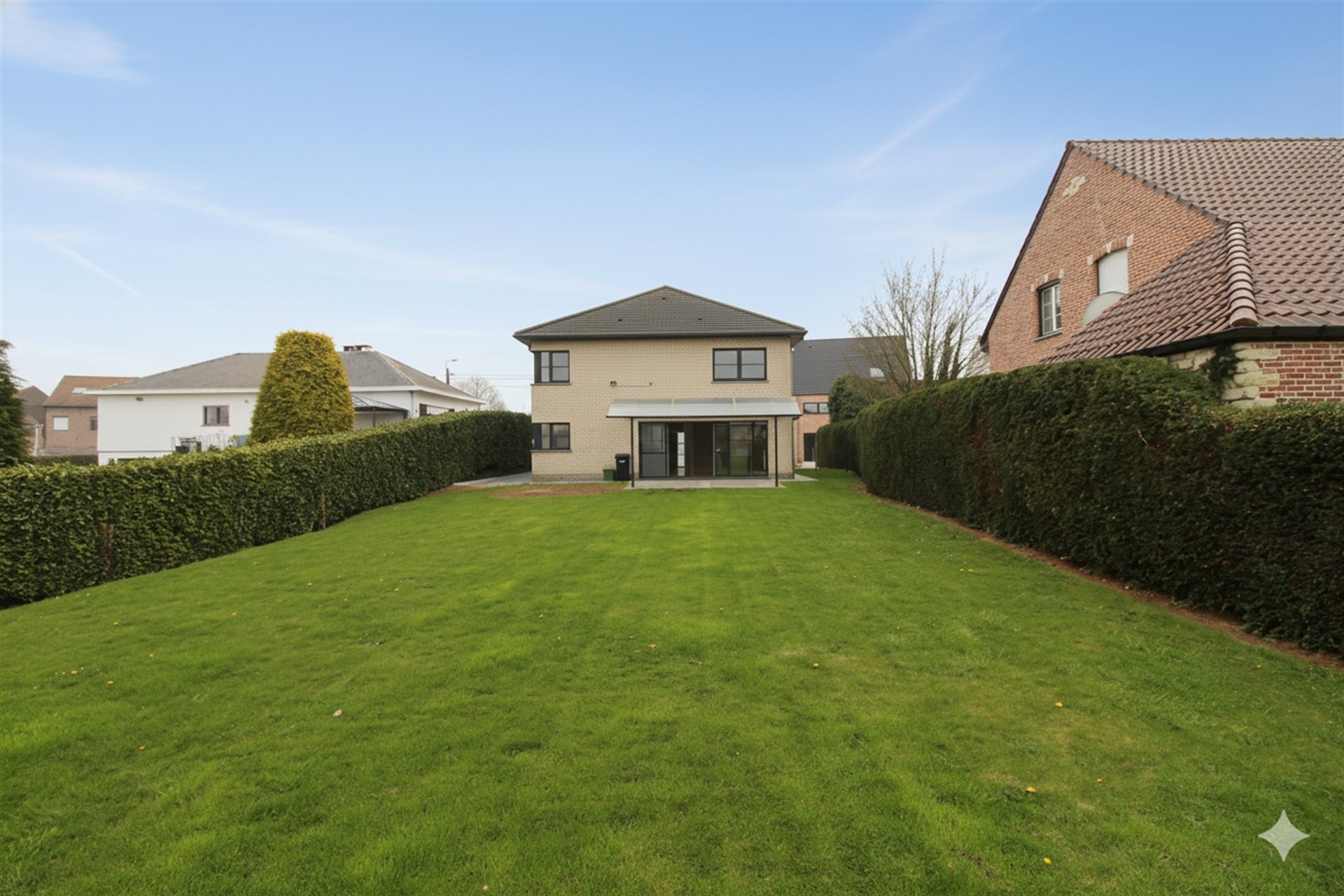 Villa dans un endroit calme, avec un jardin spacieux. - photo 3