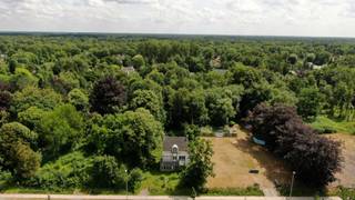 Het betreft een grond geschikt voor het realiseren van een nieuwbouwproject met 6 wooneenheden. <br /><br />Bouwvoorschriften in bijlage.