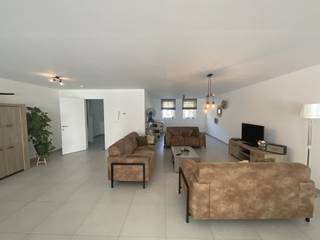 Prachtige hoogwaardig afgewerkte woning met 3 slaapkamers en tuin (in Grobbendonk).Deze prachtige woning betreedt u via de inkomhal, die uitgeeft op...